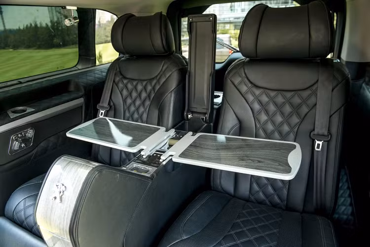 Peugeot Traveller có số đo tổng thể (DxRxC) lần lượt là 5315 x 1935 x 1915 mm đối với phiên bản Luxury và 5315 x 1935 x 2030 mm (chiều cao sau khi gắn mui, nguyên bản chỉ 1915mm) đối với phiên bản Traveller Premium. Xe có chiều dài cơ sở 3275 mm, khoảng sáng gầm xe đạt 170 mm.