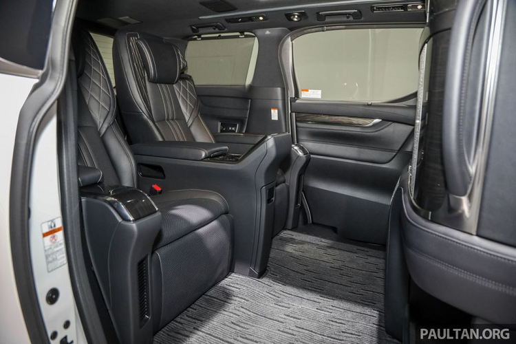 Về an toàn, mẫu xe MPV hạng sang Lexus LM 350 sở hữu khá nhiều trang bị an toàn nổi bật, trong đó bao gồm cả gói Lexus Safety System+ với hàng loạt công nghệ như cảnh báo phương tiện cắt ngang khi lùi, phanh tự động, hỗ trợ chuyển làn cùng màn hình hiển thị điểm mù, ga tự động thông minh, cảnh báo va chạm phía trước, hệ thống đèn pha thích ứng và 7 túi khí.