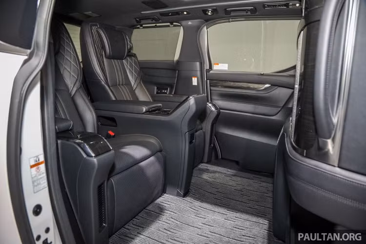 Về an toàn, mẫu xe MPV hạng sang Lexus LM 350 sở hữu khá nhiều trang bị an toàn nổi bật, trong đó bao gồm cả gói Lexus Safety System+ với hàng loạt công nghệ như cảnh báo phương tiện cắt ngang khi lùi, phanh tự động, hỗ trợ chuyển làn cùng màn hình hiển thị điểm mù, ga tự động thông minh, cảnh báo va chạm phía trước, hệ thống đèn pha thích ứng và 7 túi khí.