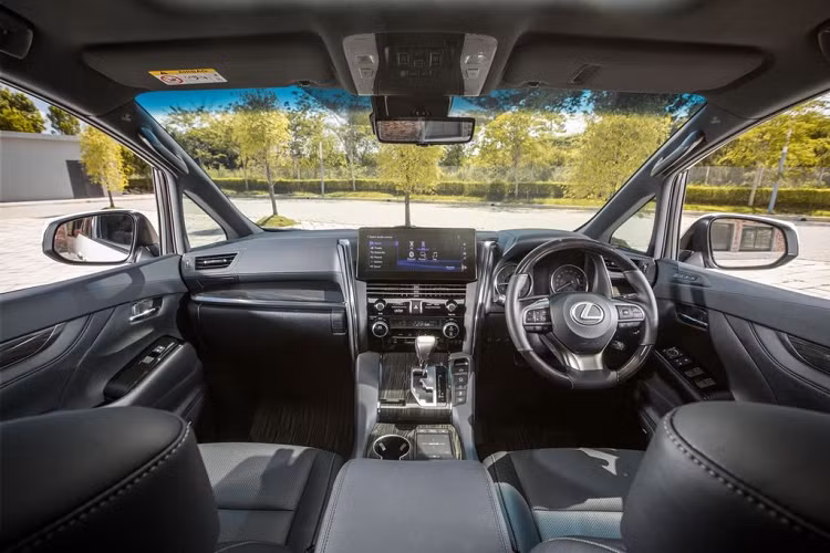 Đối với không gian cabin, Lexus LM phiên bản 7 chỗ ngồi hướng tới tập khách hàng có thiên hướng thực dụng còn phiên bản 4 chỗ chủ yếu tập trung vào đối tượng khách hàng là doanh nhân hay các VIP. Nội thất đầy đủ các trang bị tiện nghi cao cấp như ghế bọc da thượng hạng, ốp gỗ trang trí, ghế có massage/sưởi/làm mát, màn hình giải trí, cửa sổ trời, hệ thống loa hàng hiệu Mark Levinson. Trên phiên bản 4 chỗ, hàng ghế thứ 2 được bố trí theo dạng thương gia với nhiều tiện ích cao cấp hơn.