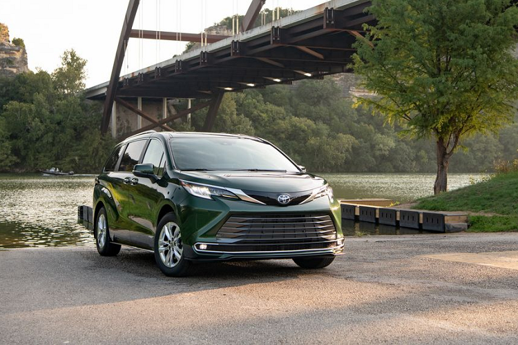  3. Toyota Sienna (Giá dao động trên 4 tỷ đồng) Khác với 2 người anh em kể trên, Toyota Sienna tại Việt Nam không được phân phối theo diện chính hãng mà tất cả đều là xe nhập khẩu tư nhân. Chính vì vậy, giá bán của Toyota Sienna cũng không hề dễ chịu chút nào khi dao động trong khoảng trên 4 tỷ đồng.