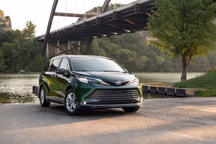  3. Toyota Sienna (Giá dao động trên 4 tỷ đồng) Khác với 2 người anh em kể trên, Toyota Sienna tại Việt Nam không được phân phối theo diện chính hãng mà tất cả đều là xe nhập khẩu tư nhân. Chính vì vậy, giá bán của Toyota Sienna cũng không hề dễ chịu chút nào khi dao động trong khoảng trên 4 tỷ đồng.