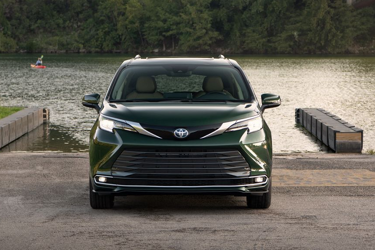 Bên cạnh đó, xe còn có các cửa trượt, điều hòa tự động 4 vùng, máy hút bụi, tủ lạnh, vô lăng ống lồng chỉnh điện có sưởi, gương chiếu hậu kỹ thuật số, màn hình kính chắn gió 10 inch, 7 cổng USB, kết nối WiFi, hệ thống âm thanh JBL Premium 12 loa và hệ thống giải trí phía sau 1080p HD, tương thích Android Auto, Apple CarPlay và Amazon Alexa, hệ thống định vị...