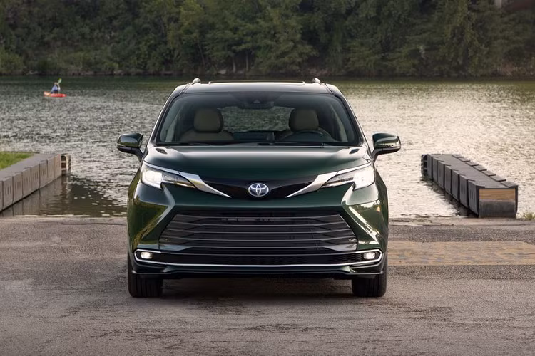 Bên cạnh đó, xe còn có các cửa trượt, điều hòa tự động 4 vùng, máy hút bụi, tủ lạnh, vô lăng ống lồng chỉnh điện có sưởi, gương chiếu hậu kỹ thuật số, màn hình kính chắn gió 10 inch, 7 cổng USB, kết nối WiFi, hệ thống âm thanh JBL Premium 12 loa và hệ thống giải trí phía sau 1080p HD, tương thích Android Auto, Apple CarPlay và Amazon Alexa, hệ thống định vị...