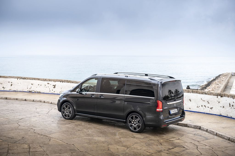 Mercedes-Benz V 250 Luxury và V 250 AMG có kích thước DxRxC tương ứng 5.140 x 1.928 x 1.901 mm và chiều dài cơ sở lên đến 3.200 mm, riêng phiên bản V 250 AMG, xe được kéo dài trục cơ sở thêm 230 mm. Mẫu xe này hướng tới tập khách hàng khá trải dài, từ tầng lớp doanh nhân, thương gia cho tới tập khách hàng gia đình.