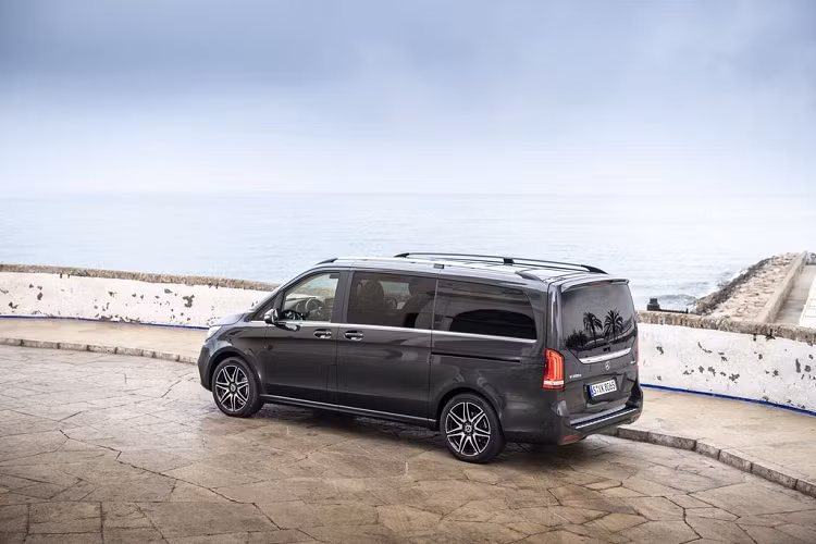 Mercedes-Benz V 250 Luxury và V 250 AMG có kích thước DxRxC tương ứng 5.140 x 1.928 x 1.901 mm và chiều dài cơ sở lên đến 3.200 mm, riêng phiên bản V 250 AMG, xe được kéo dài trục cơ sở thêm 230 mm. Mẫu xe này hướng tới tập khách hàng khá trải dài, từ tầng lớp doanh nhân, thương gia cho tới tập khách hàng gia đình.