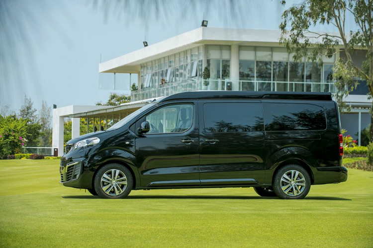 Về khả năng vận hành, Peugeot trang bị trên mẫu Traveller khối động cơ Diesel HDi dung tích 2.0 lít tăng áp, công suất cực đại 150 mã lực tại vòng tua 4000 vòng/phút, mô men xoắn cực đại đạt 370 Nm tại 2000 vòng/phút, đi cùng hộp số 6 cấp thế hệ mới EAT6 tích hợp công nghệ QuickShift