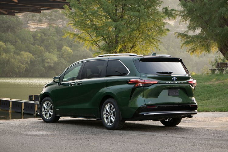 Thực tế, phiên bản mới nhất của Toyota Sienna, tức phiên bản 2021 đã bắt đầu có mặt tại Việt Nam với số lượng khá hạn chế. Trong đó, 2 phiên bản phổ biến nhất là bản Limited và bản Platinum. Về ngoại hình, Toyota Sienna 2021 sở hữu diện đầy mạo táo bạo với thiết kế bứt phá theo ý tưởng từ những con tàu cao tốc Shinkansen của Nhật. Bên cạnh đó, mẫu xe này còn được phát triển dựa trên nền tảng TNGA-K mới của hãng Toyota toàn cầu.
