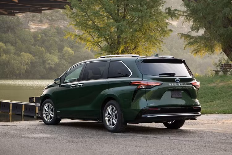 Thực tế, phiên bản mới nhất của Toyota Sienna, tức phiên bản 2021 đã bắt đầu có mặt tại Việt Nam với số lượng khá hạn chế. Trong đó, 2 phiên bản phổ biến nhất là bản Limited và bản Platinum. Về ngoại hình, Toyota Sienna 2021 sở hữu diện đầy mạo táo bạo với thiết kế bứt phá theo ý tưởng từ những con tàu cao tốc Shinkansen của Nhật. Bên cạnh đó, mẫu xe này còn được phát triển dựa trên nền tảng TNGA-K mới của hãng Toyota toàn cầu.