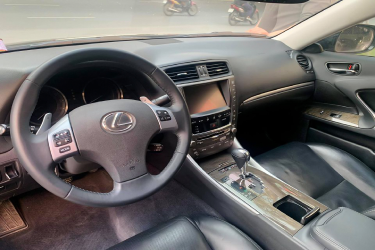 Thế hệ thứ 2 của dòng xe sang hạng sang cỡ nhỏ Lexus IS này từng là đối thủ cạnh tranh một thời của với BMW 3 Series (E90) hay Mercedes-Benz C-Class (W204). So với các đối thủ Đức cùng đời, Lexus IS thế hệ thứ 2 có số lượng ít hơn vì trước đây Lexus IS luôn được nhập khẩu tư nhân. Khi Lexus Việt Nam chỉ mới bắt đầu phân phối dòng IS 2021 từ đầu năm nay.