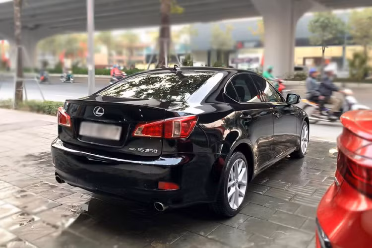 Nhìn chung, với mức giá xe Lexus IS 350 AWD đời 2010 được chào bán với mức 999 triệu đồng này, nó là một gợi ý dành những khách hàng đang tìm kiếm một chiếc sedan hạng sang, lắp động cơ cỡ lớn và bền bỉ, với số tiền khoảng 1 tỷ đồng. Hay đơn giản là không đủ khả năng tài chính để “đập hộp” một chiếc IS 2021 có giá trên 2 tỷ đồng.