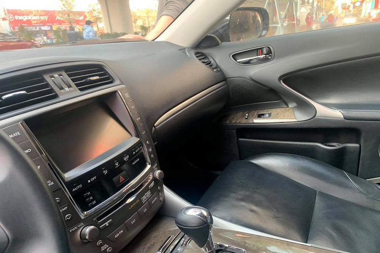 Dòng xe Lexus IS được đánh giá là “lành tính” và ít đòi hỏi bảo dưỡng phức tạp. Chính vì thế, dòng xe này giữ giá so với các đối thủ cùng đời. Trên thực tế, người mua hoàn toàn có thể tìm thấy những chiếc IS 250 F-Sport hay IS 350 AWD được người bán tự tin chào giá trên dưới 1 tỷ đồng.