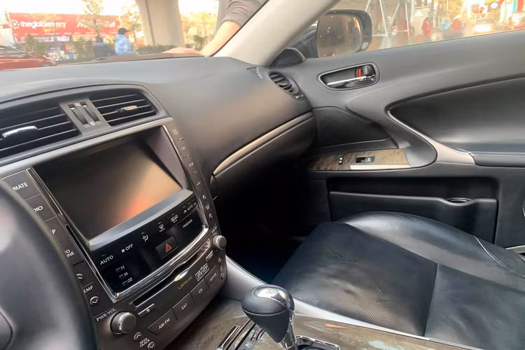 Dòng xe Lexus IS được đánh giá là “lành tính” và ít đòi hỏi bảo dưỡng phức tạp. Chính vì thế, dòng xe này giữ giá so với các đối thủ cùng đời. Trên thực tế, người mua hoàn toàn có thể tìm thấy những chiếc IS 250 F-Sport hay IS 350 AWD được người bán tự tin chào giá trên dưới 1 tỷ đồng.