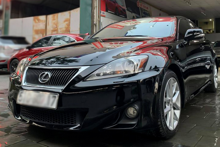 Sau hơn 10 năm sử dụng, xe sang Lexus IS 350 đời 2010 này được rao bán lại với giá 999 triệu đồng, ngang tầm giá những mẫu sedan hạng D phổ thông. Phiên bản IS 350 AWD này là phiên bản cao cấp và cuối đời của dòng IS thế hệ thứ 2. Đây là một gợi ý hấp dẫn dành cho người yêu Lexus đang tìm kiếm một chiếc IS “chất” để sử dụng lâu dài.