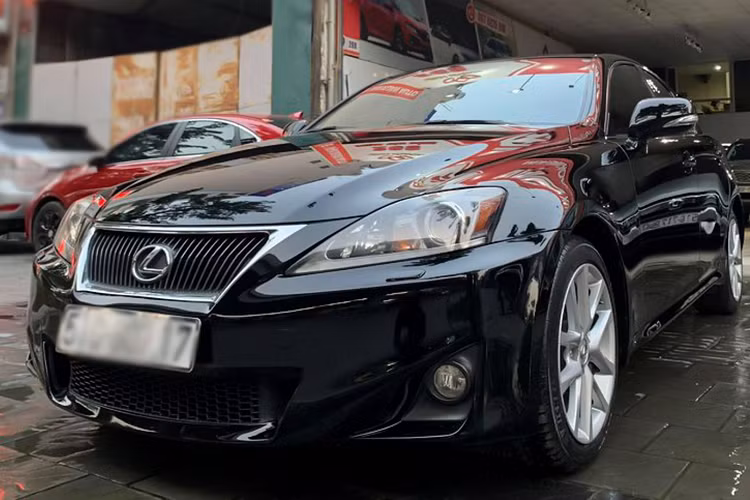 Sau hơn 10 năm sử dụng, xe sang Lexus IS 350 đời 2010 này được rao bán lại với giá 999 triệu đồng, ngang tầm giá những mẫu sedan hạng D phổ thông. Phiên bản IS 350 AWD này là phiên bản cao cấp và cuối đời của dòng IS thế hệ thứ 2. Đây là một gợi ý hấp dẫn dành cho người yêu Lexus đang tìm kiếm một chiếc IS “chất” để sử dụng lâu dài.
