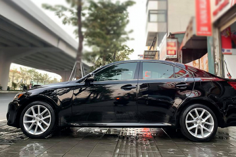 Những chiếc IS cuối đời thế hệ thứ 2 sở hữu nội thất mang khá nhiều “đồ chơi” như: Vô lăng bọc da + lẫy chuyển số, khởi động Start/Stop, cửa sổ trời, pedan thể thao, màn hình Navi, CD 6 đĩa, hỗ trợ kết nối USB, Bluetooth, radio XM tích hợp. Điều hoà tự động 2 vùng độc lập, gương chiếu hậu chỉnh/ gập điện, sấy và tích hợp LED báo rẽ,…