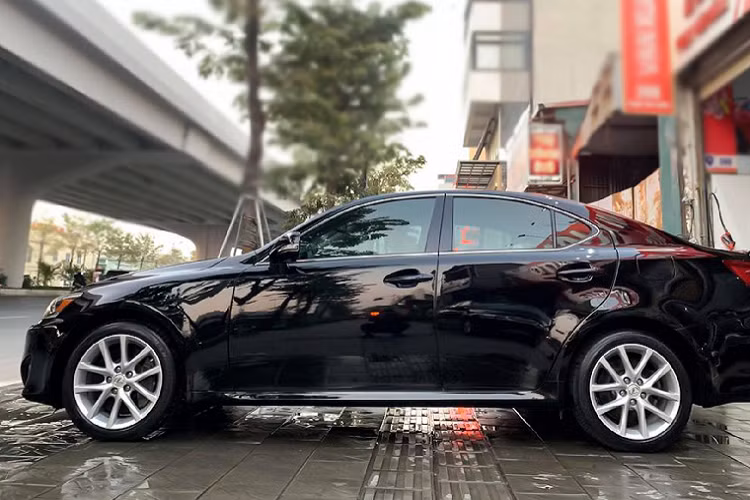 Những chiếc IS cuối đời thế hệ thứ 2 sở hữu nội thất mang khá nhiều “đồ chơi” như: Vô lăng bọc da + lẫy chuyển số, khởi động Start/Stop, cửa sổ trời, pedan thể thao, màn hình Navi, CD 6 đĩa, hỗ trợ kết nối USB, Bluetooth, radio XM tích hợp. Điều hoà tự động 2 vùng độc lập, gương chiếu hậu chỉnh/ gập điện, sấy và tích hợp LED báo rẽ,…