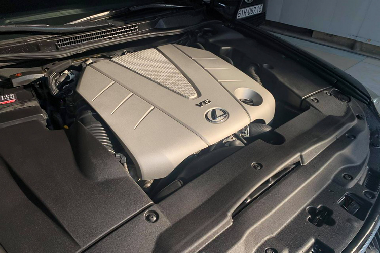 Ngoài ra, động cơ V6 trên IS đời này còn sử dụng van điều khiển khí nạp ACIS (Acoustic Control Induction System) chia đường nạp thành 2 đoạn để phù hợp với tua máy từ thấp đến cao, cũng như góc mở bướm ga để tối đa hiệu suất động cơ. Sức mạnh được truyền xuống bốn bánh (AWD) thông qua hộp số tự động 6 cấp.