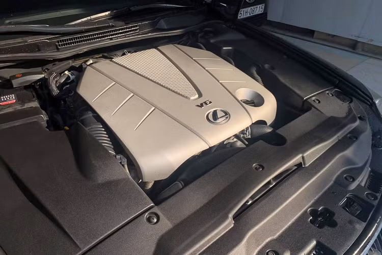 Ngoài ra, động cơ V6 trên IS đời này còn sử dụng van điều khiển khí nạp ACIS (Acoustic Control Induction System) chia đường nạp thành 2 đoạn để phù hợp với tua máy từ thấp đến cao, cũng như góc mở bướm ga để tối đa hiệu suất động cơ. Sức mạnh được truyền xuống bốn bánh (AWD) thông qua hộp số tự động 6 cấp.