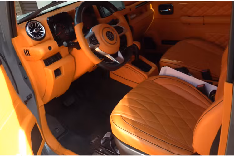 Dạo một vòng internet, ta có thể tìm thấy những bộ kit để biến Jimny thành các mẫu xe biểu tượng như Land Rover Defender, Ford Bronco, và phổ biến nhất là Mercedes G-Wagon.