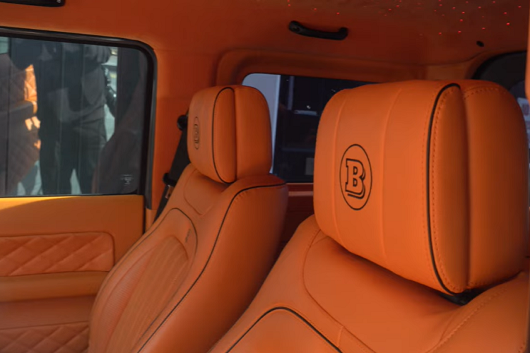 Chiếc Suzuki Jimny xuất hiện trong video đã được độ bởi Brabus, và nó không chỉ đơn giản là có vẻ ngoài giống Mercedes G-Wagon.