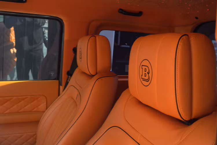 Chiếc Suzuki Jimny xuất hiện trong video đã được độ bởi Brabus, và nó không chỉ đơn giản là có vẻ ngoài giống Mercedes G-Wagon.