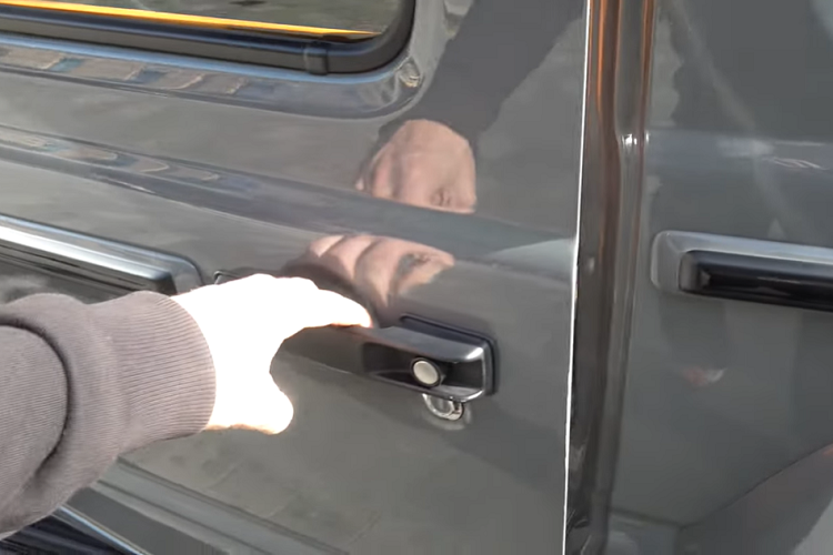 Thực tế, toàn bộ nội thất của chiếc Suzuki Jimny giá rẻ ban đầu đều đã được thay thế bằng các phụ tùng Brabus độ riêng để khiến nó trở nên sang trọng như một chiếc G63 thật. Thông qua một video ngắn của kênh YouTube “TheTFJJ”, chúng ta đã có cơ hội nhìn ngắm kỹ chiếc xe đáng ước ao này.