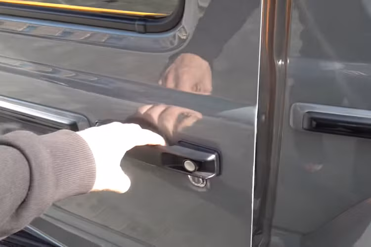 Thực tế, toàn bộ nội thất của chiếc Suzuki Jimny giá rẻ ban đầu đều đã được thay thế bằng các phụ tùng Brabus độ riêng để khiến nó trở nên sang trọng như một chiếc G63 thật. Thông qua một video ngắn của kênh YouTube “TheTFJJ”, chúng ta đã có cơ hội nhìn ngắm kỹ chiếc xe đáng ước ao này.