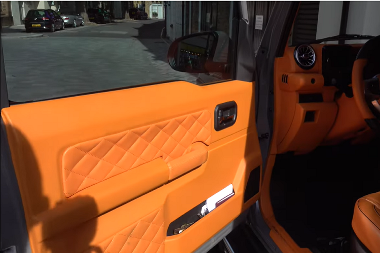 Đây là bản độ độc đáo, bổ sung bộ body kit Brabus 800 cho chiếc Jimny thông thường, mang lại cho nó một vẻ ngoài hầm hố mạnh mẽ và đi kèm những điểm thiết kế đặc trưng Brabus khác.