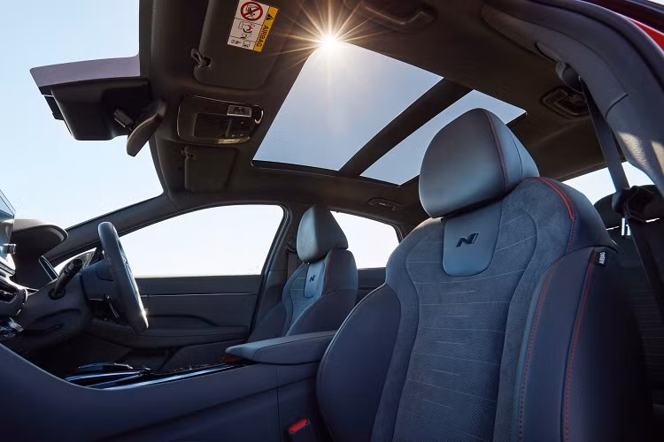 Tại thị trường này, Sonata có thêm sạc điện thoại không dây và cửa sổ trời kép cỡ lớn.