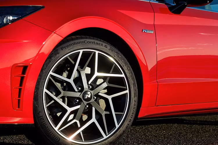 Tương tự Sonata tiêu chuẩn tại Australia, Sonata N Line 2021 được trang bị hệ thống treo được tùy chỉnh riêng cho thị trường này. Xe có 4 chế độ lái gồm Normal, Sport, Sport+ và Custom.