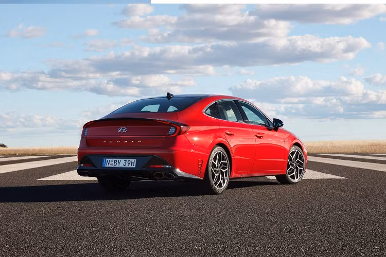 Ở 2 bên, Hyundai Sonata N Line 2021 sở hữu cánh gió khí động học trong khi đuôi xe có cụm 4 ống xả đặt đối xứng và cánh gió cố định ăn khớp với cụm đèn hậu.