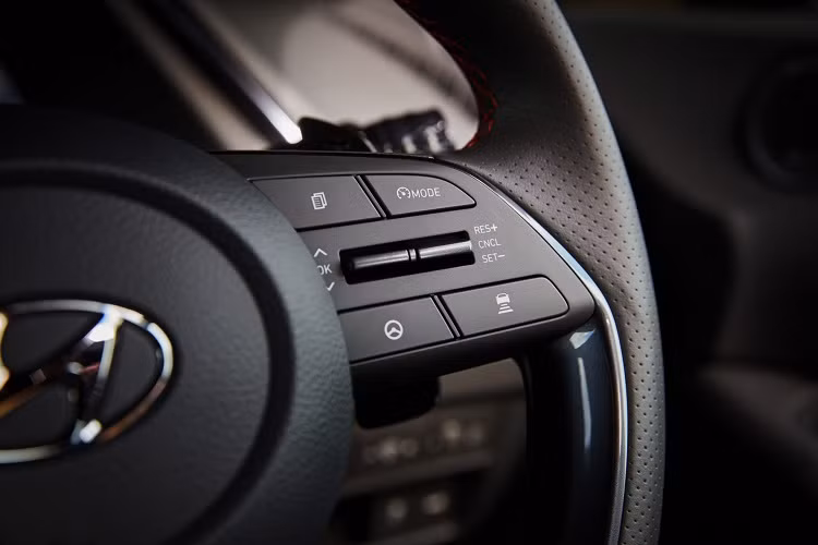 Các tính năng an toàn trên Sonata N Line gồm giám sát điểm mù, đèn chiếu sáng thông minh, cảnh báo phương tiện cắt ngang phía sau, cảnh báo tài xế mất tập trung, hỗ trợ giữ làn, cảnh báo phương tiện đang đến gần khi mở cửa xe, cảnh báo va chạm phía trước, kiểm soát hành trình tích hợp tính năng Stop&amp;Go…