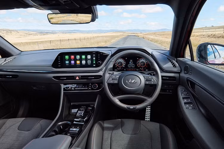 Ở bên trong, Sonata N Line có vô-lăng bọc da, bộ ghế thể thao bọc da Nappa xen với da lộn Dinamica. Các trang bị đáng chú ý gồm màn hình giải trí 10,25 inch, bảng đồng hồ kỹ thuật số 12,3 inch, đèn nền nội thất, dàn âm thanh 12 loa của Bose và hàng ghế trước tích hợp sưởi, làm mát.