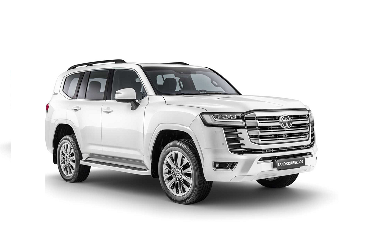 Đèn hậu phía sau mang thiết kế không thay đổi quá nhiều. Gương chiếu hậu không còn nằm ở cột A mà được bố trí nằm trên cánh cửa. Nhìn ngang, tất cả 4 hốc bánh của Land Cruiser thế hệ mới trông vuông rức và ra dáng SUV hơn nhờ 4 cua bánh được thiết kế mới, ô kính cửa ở vị trí cột D được thiết kế lại. Tùy thuộc vào phiên bản mà Land Cruiser 2022 sẽ nhận được các cấp độ trang trí khác nhau.