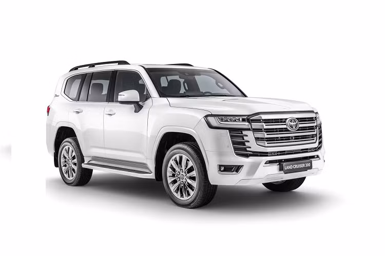 Đèn hậu phía sau mang thiết kế không thay đổi quá nhiều. Gương chiếu hậu không còn nằm ở cột A mà được bố trí nằm trên cánh cửa. Nhìn ngang, tất cả 4 hốc bánh của Land Cruiser thế hệ mới trông vuông rức và ra dáng SUV hơn nhờ 4 cua bánh được thiết kế mới, ô kính cửa ở vị trí cột D được thiết kế lại. Tùy thuộc vào phiên bản mà Land Cruiser 2022 sẽ nhận được các cấp độ trang trí khác nhau.