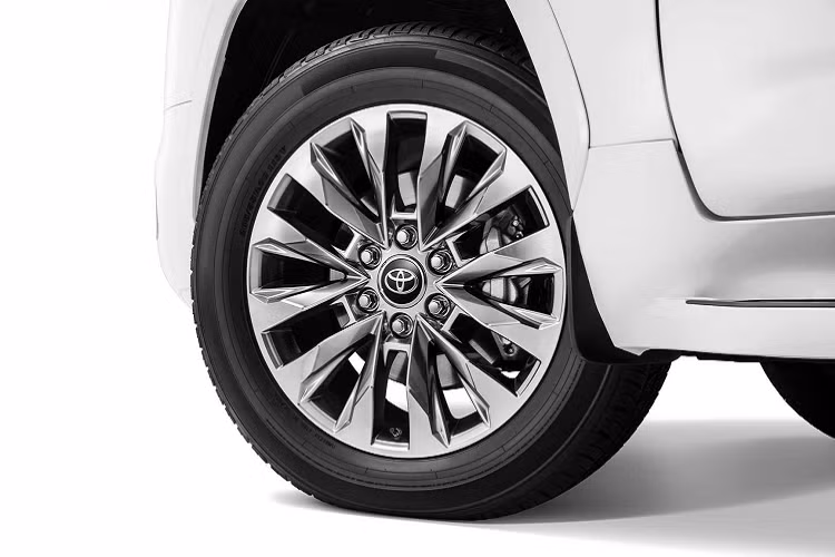 Làm so sánh với động cơ V8 5.7L hút khí tự nhiên trước đó, động cơ V6 3.5L twin-turbo mới mang công suất 409 mã lực + 650Nm, mạnh hơn gần 30 mã lực so với cấu hình động cơ V8, trong khi mô-men xoắn tăng thêm 108Nm (80 lb-ft). Nhờ đó, xe sẽ nhiều sức kéo hơn ở vòng tua thấp, tăng khả năng vượt địa hình đồng thời giúp tiết kiệm nhiên liệu.