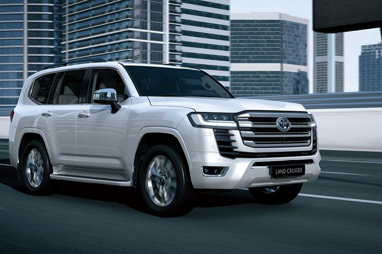 Toyota đã có kế hoạch bán ra Land Cruiser 2022 mới trên toàn thế giới bắt đầu từ mùa hè năm nay. Toyota Land Cruiser 2021 đã có kế hoạch về Việt Nam ngay trong năm nay, dự kiến lô đầu tiên sẽ được giao đến tay khách hàng trong nước sớm nhất rơi vào tháng 8 năm nay. Vì Việt Nam nằm trong 12 thị trường quan trọng của Toyota Land Cruiser 2022 trên toàn cầu.