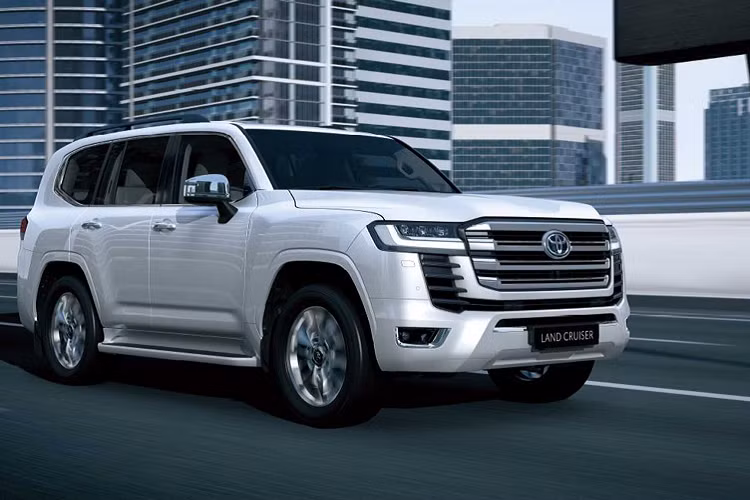 Toyota đã có kế hoạch bán ra Land Cruiser 2022 mới trên toàn thế giới bắt đầu từ mùa hè năm nay. Toyota Land Cruiser 2021 đã có kế hoạch về Việt Nam ngay trong năm nay, dự kiến lô đầu tiên sẽ được giao đến tay khách hàng trong nước sớm nhất rơi vào tháng 8 năm nay. Vì Việt Nam nằm trong 12 thị trường quan trọng của Toyota Land Cruiser 2022 trên toàn cầu.