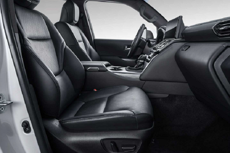 Để cải thiện khả năng và hiệu suất đi off-road, Land Cruiser 2022 còn được cải thiện và nâng cấp hệ thống treo. Xe sử dụng Hệ thống treo động lực học điện tử (Electronic Kinetic Dynamic Suspension System; E-KDSS), đây là hệ thống treo đầu tiên trên thế giới được Toyota sử dụng trên Land Cruiser 2022.