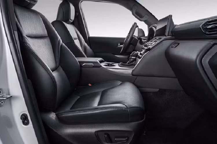 Để cải thiện khả năng và hiệu suất đi off-road, Land Cruiser 2022 còn được cải thiện và nâng cấp hệ thống treo. Xe sử dụng Hệ thống treo động lực học điện tử (Electronic Kinetic Dynamic Suspension System; E-KDSS), đây là hệ thống treo đầu tiên trên thế giới được Toyota sử dụng trên Land Cruiser 2022.