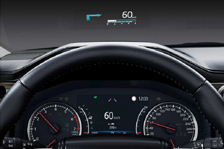 Theo Toyota, Land Cruiser thế hệ mới dễ lái hơn và không dễ gây mệt mỏi cho người lái cả trên đường trường và địa hình. Nhờ những cải tiến mà hãng đã thu được thông qua các bài kiểm tra lái xe thực tế từ các thành viên đánh giá, bao gồm những tay lái có kinh nghiệm tham đã tham gia cuộc đua Dakar Rally. Land Cruiser 2022 có góc tiếp cận 32 độ. Góc thoát đạt 26,5 độ (tùy theo phiên bản), trong khi khoảng sáng gầm xe là 230mm.