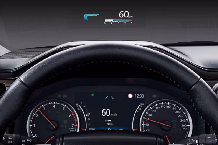 Theo Toyota, Land Cruiser thế hệ mới dễ lái hơn và không dễ gây mệt mỏi cho người lái cả trên đường trường và địa hình. Nhờ những cải tiến mà hãng đã thu được thông qua các bài kiểm tra lái xe thực tế từ các thành viên đánh giá, bao gồm những tay lái có kinh nghiệm tham đã tham gia cuộc đua Dakar Rally. Land Cruiser 2022 có góc tiếp cận 32 độ. Góc thoát đạt 26,5 độ (tùy theo phiên bản), trong khi khoảng sáng gầm xe là 230mm.