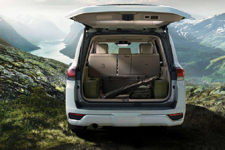 Land Cruiser 2022 sử dụng cụm đồng hồ hỗ trợ lái kỹ thuật số cỡ lớn kết hợp với đồng hồ analog truyền thống. Bên cạnh đó, hệ thống thông tin giải trí của xe sử dụng màn hình kích thước 12,3 inch đặt nổi trên bảng điều khiển trung tâm, màn hình hỗ trợ Apple CarPlay và Android Auto. Hệ thống thông tin giải trí với loa JBL. Cốp sau đóng mở điện. Điều hoà có tính năng ion hóa không khí và cả hệ thống xác thực dấu vân tay.