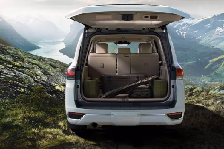 Land Cruiser 2022 sử dụng cụm đồng hồ hỗ trợ lái kỹ thuật số cỡ lớn kết hợp với đồng hồ analog truyền thống. Bên cạnh đó, hệ thống thông tin giải trí của xe sử dụng màn hình kích thước 12,3 inch đặt nổi trên bảng điều khiển trung tâm, màn hình hỗ trợ Apple CarPlay và Android Auto. Hệ thống thông tin giải trí với loa JBL. Cốp sau đóng mở điện. Điều hoà có tính năng ion hóa không khí và cả hệ thống xác thực dấu vân tay.