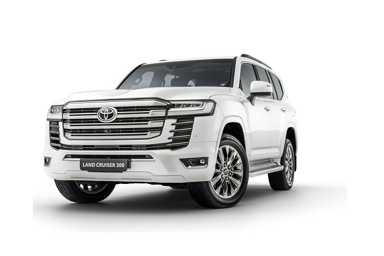 Phần đầu xe được thay đổi với cụm đèn pha Bi-LED mới nối liền cụm lưới tản nhiệt cỡ thiết kế với 4 nan cho cảm giác phần đầu xe rộng về bề ngang. Hai khe hút gió bên dưới lưới tản nhiệt và dưới đèn pha đem đến cái nhìn chắn chắc và sắc sảo hơn. Cản trước thiết kế để giảm thiểu khả năng bị hư hại trong quá trình lái xe vượt địa hình.