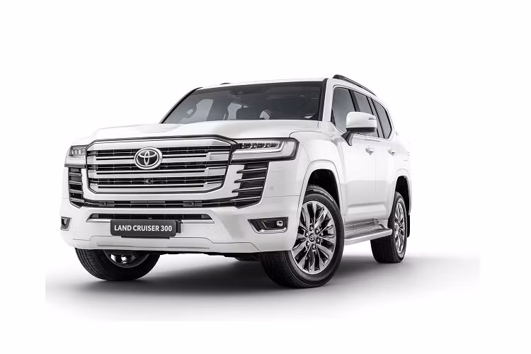 Phần đầu xe được thay đổi với cụm đèn pha Bi-LED mới nối liền cụm lưới tản nhiệt cỡ thiết kế với 4 nan cho cảm giác phần đầu xe rộng về bề ngang. Hai khe hút gió bên dưới lưới tản nhiệt và dưới đèn pha đem đến cái nhìn chắn chắc và sắc sảo hơn. Cản trước thiết kế để giảm thiểu khả năng bị hư hại trong quá trình lái xe vượt địa hình.