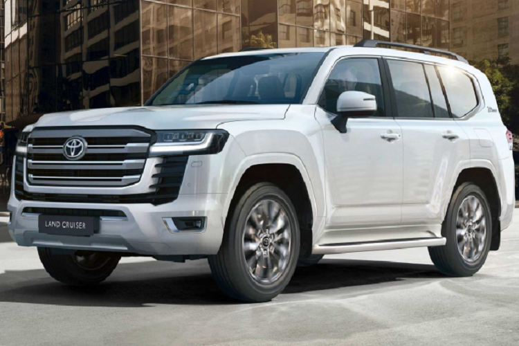 Nối tiếp sự thành công của Toyota Land Cruiser (200 Series) đã có mặt trên thị trường 14 năm. Toyota Land Cruiser 300 Series 2022 hoàn toàn mới vừa chính thức được giới thiệu ngay đúng dịp kỷ niệm 70 năm kể từ khi Land Cruiser được ra đời (từ năm 1951 – Đến nay). Hãng xe Nhật Bản đã chọn Trung Đông nơi tiến hành buổi livestream ra mắt Land Cruiser thế hệ mới, vì đây là một thị trường quan trọng hàng đầu của dòng xe Land Cruiser!
