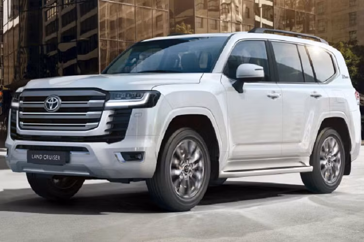 Nối tiếp sự thành công của Toyota Land Cruiser (200 Series) đã có mặt trên thị trường 14 năm. Toyota Land Cruiser 300 Series 2022 hoàn toàn mới vừa chính thức được giới thiệu ngay đúng dịp kỷ niệm 70 năm kể từ khi Land Cruiser được ra đời (từ năm 1951 – Đến nay). Hãng xe Nhật Bản đã chọn Trung Đông nơi tiến hành buổi livestream ra mắt Land Cruiser thế hệ mới, vì đây là một thị trường quan trọng hàng đầu của dòng xe Land Cruiser!