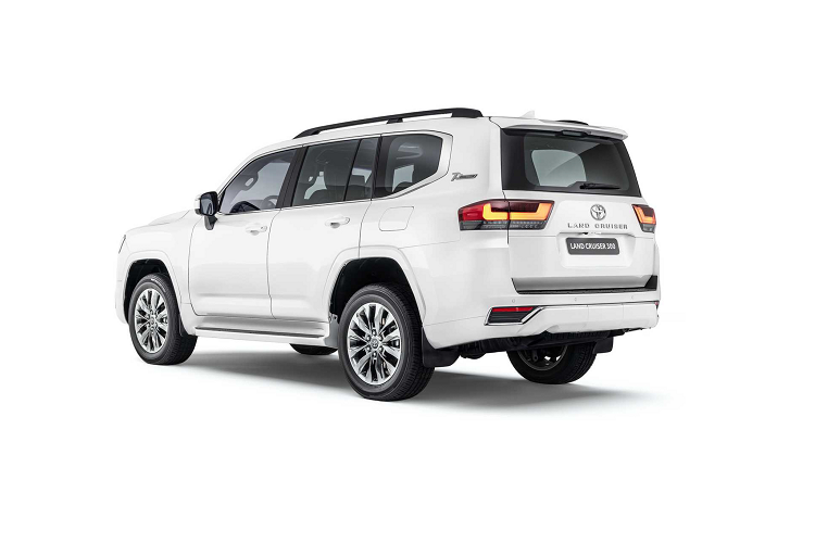 Để tăng thêm lựa chọn cho khách hàng, Toyota Land Cruiser 2022 mới còn có thêm phiên bản GR được phát triển bởi TOYOTA GAZOO Racing. Xe sở hữu ngoại thất mang nhiều điểm được sơn màu đen NHẰM định hình phong cách thể thao, mạnh mẽ. Đây là phiên bản tập trung vào Trang trí, không có khác biệt gì về Động cơ và hệ Truyền động.